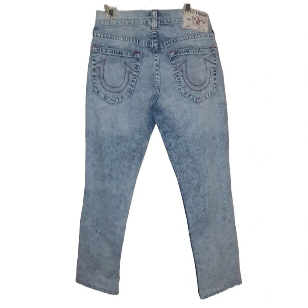 True Religion Geno Mens 31 Jeans Relaxed Slim Acid Wash Blue w/Red‎ Embroidered